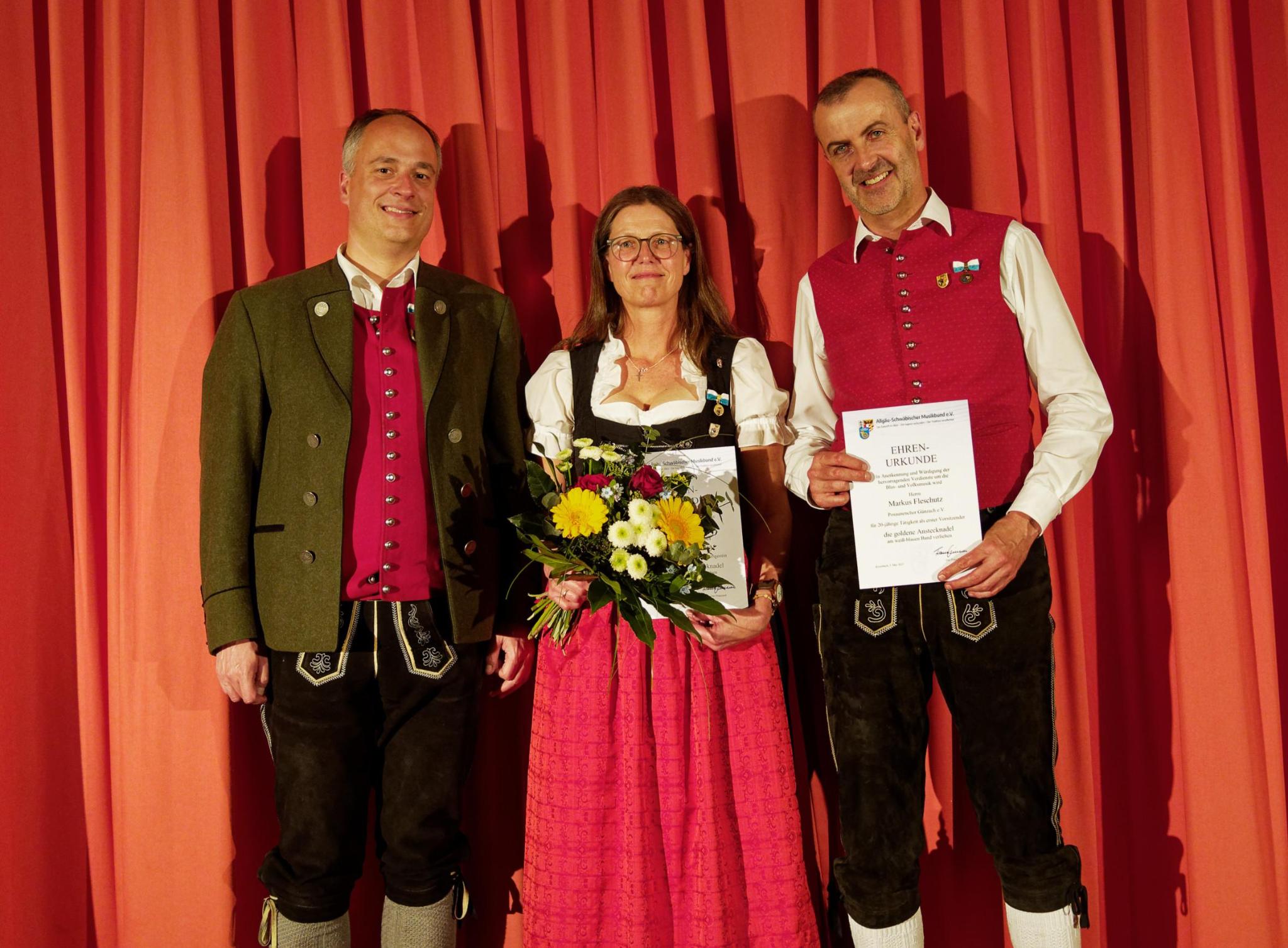 Von links nach rechts: Stephan Kiefert - Allgäu-Schwäbischer Musikbund, Sonja Weinbrenner - 25 Jahre Dirigentin des Posaunenchors, Markus Fleschutz - 20 Jahre als 1. Vorsitzender des Vereins und 40 Jahre Mitglied Von links nach rechts: Stephan Kiefert - Allgäu-Schwäbischer Musikbund, Sonja Weinbrenner - 25 Jahre Dirigentin des Posaunenchors, Markus Fleschutz - 20 Jahre als 1. Vorsitzender des Vereins und 40 Jahre Mitglied